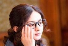 女人額頭上有皺紋