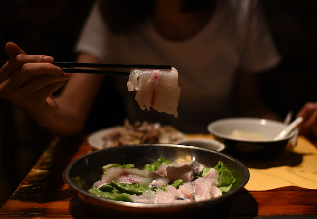 夢見別人請自己吃飯有什么征兆 夢見別人請自己吃飯是什么意思