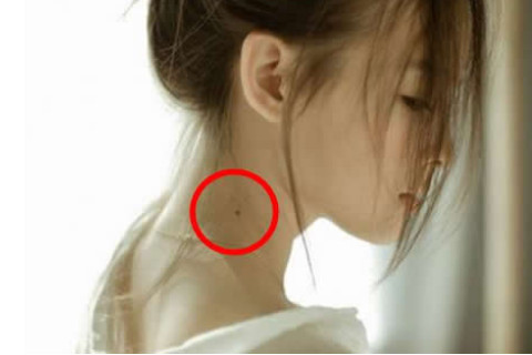 女人脖子左側(cè)有痣命好？