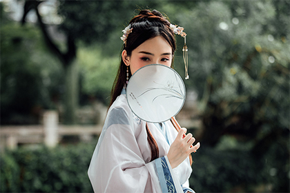 額頭很高的女人注定會孤獨嗎？女人孤獨命面相！