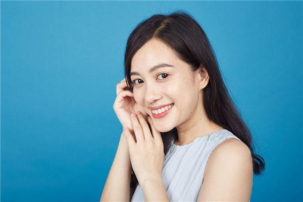 右邊的眉毛過于濃黑的男人家庭狀況如何？