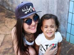 男人在路邊看手相