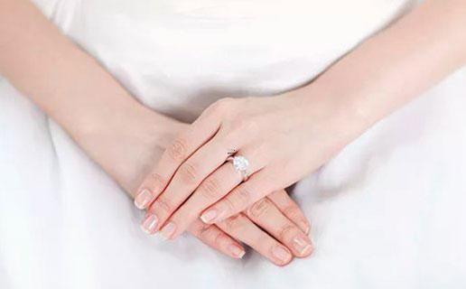 12星座男在乎女生胸部大小