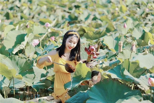 右邊下巴有痣的女人好不好,右下巴有痣的女人旺夫