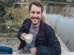 亂手相逢各逞長(zhǎng)