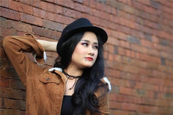 女生左脖子側(cè)面有痣有何含義,女生左側(cè)脖子上有痣代表什么