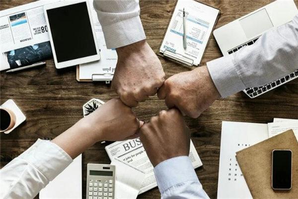 夢見我站在別人的墳前什么意思 夢見不小心站在別人墳頭上