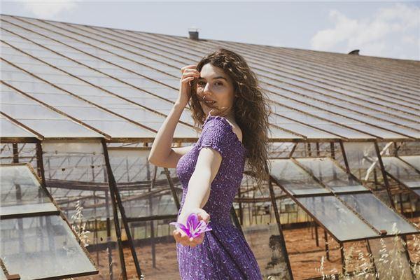 脖子正后方有痣的女人命運好不好,脖子后面正宗有顆痣