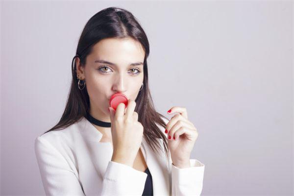 眉毛高低不一的人有何性格和命運特征,眉毛高低不同面相