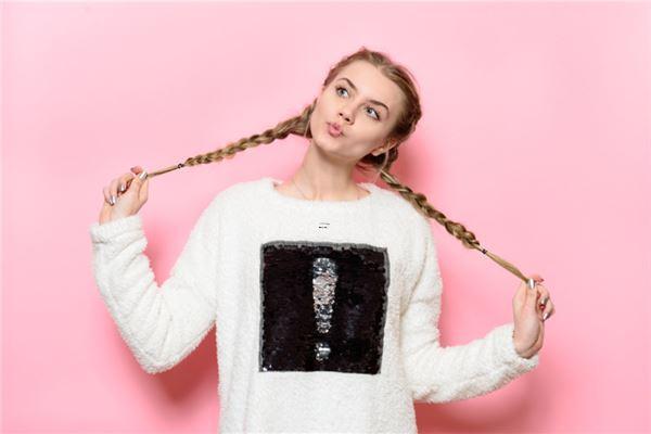 女人夢見別人看我手相 女人夢見別人看我手相