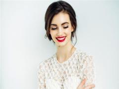 兩頰往里凹的女人講話都是很犀利的,兩邊面頰凹進去
