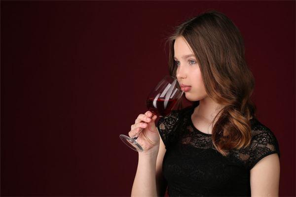 喜歡用做家務來刷存在感的女人面相,愛做家務的女生是什么樣的性格